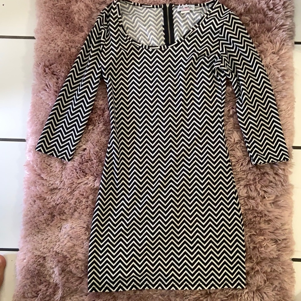 Vestido corto negro y blanco con rayas